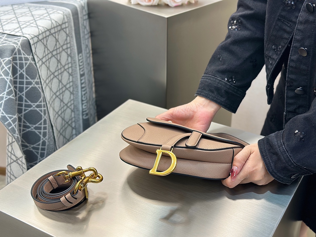 디올 디올 스몰 새들 스트랩 백 카라멜 베이지 19.5 x 15 x 6 cm 상세 이미지 7