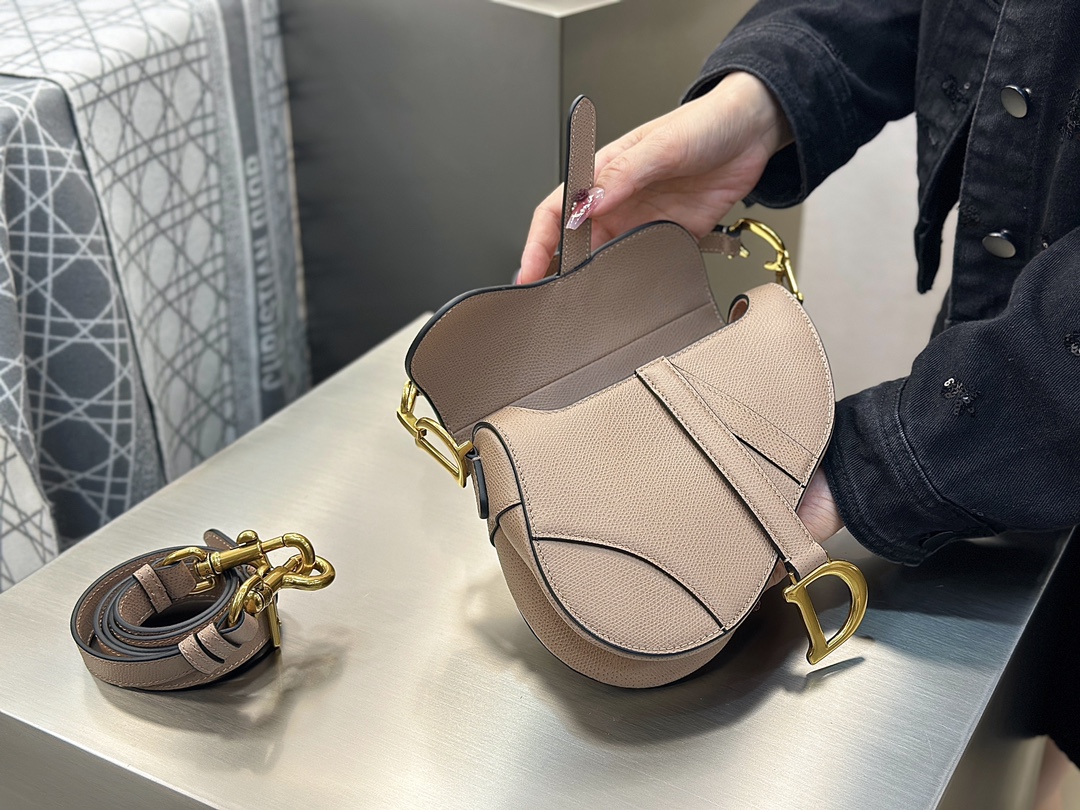 디올 디올 스몰 새들 스트랩 백 카라멜 베이지 19.5 x 15 x 6 cm 상세 이미지 8