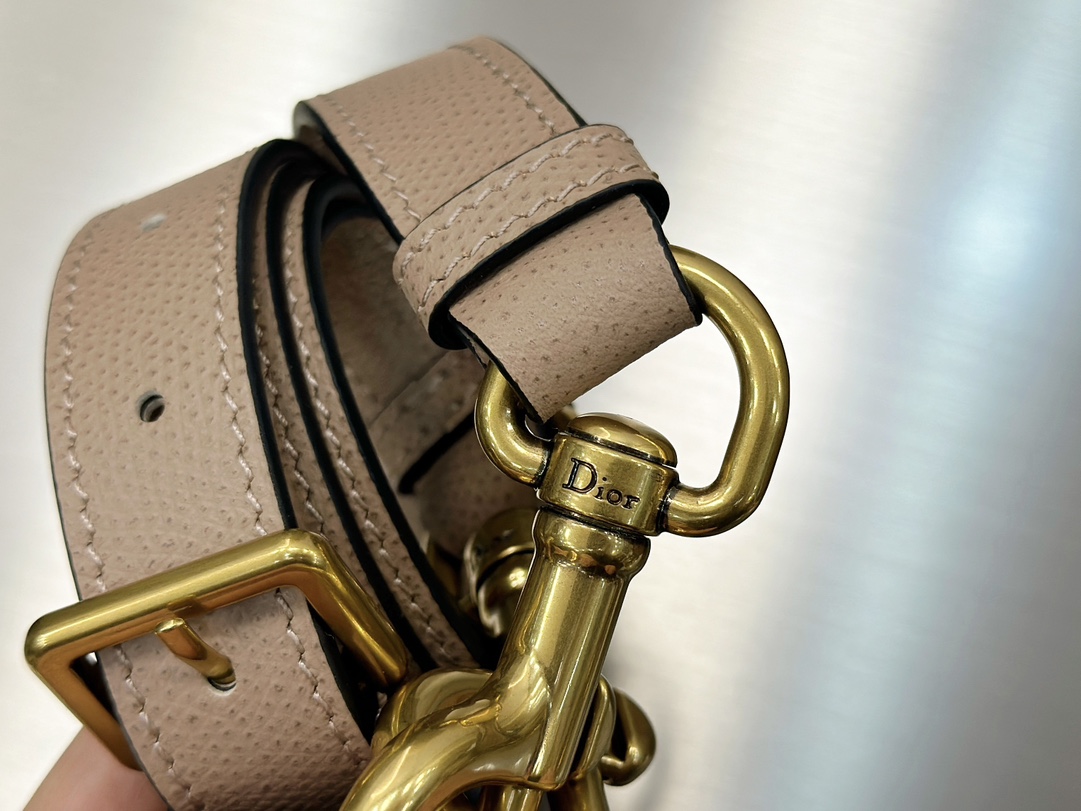 디올 디올 스몰 새들 스트랩 백 카라멜 베이지 19.5 x 15 x 6 cm 상세 이미지 10