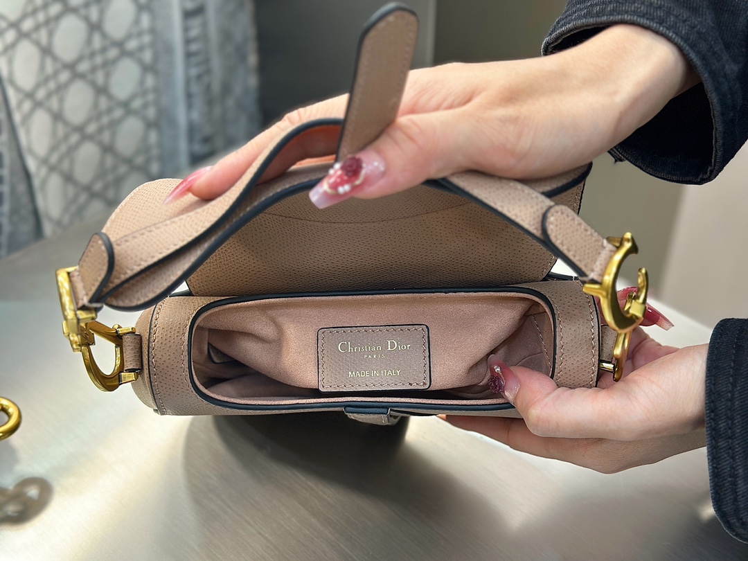 디올 디올 스몰 새들 스트랩 백 카라멜 베이지 19.5 x 15 x 6 cm 상세 이미지 11