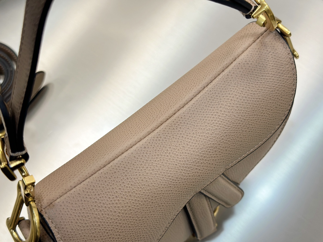 디올 디올 스몰 새들 스트랩 백 카라멜 베이지 19.5 x 15 x 6 cm 상세 이미지 12