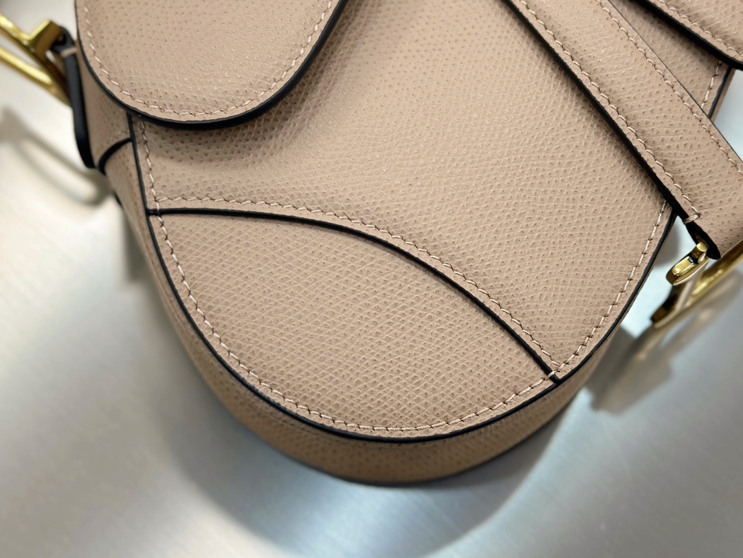 디올 디올 스몰 새들 스트랩 백 카라멜 베이지 19.5 x 15 x 6 cm 상세 이미지 14
