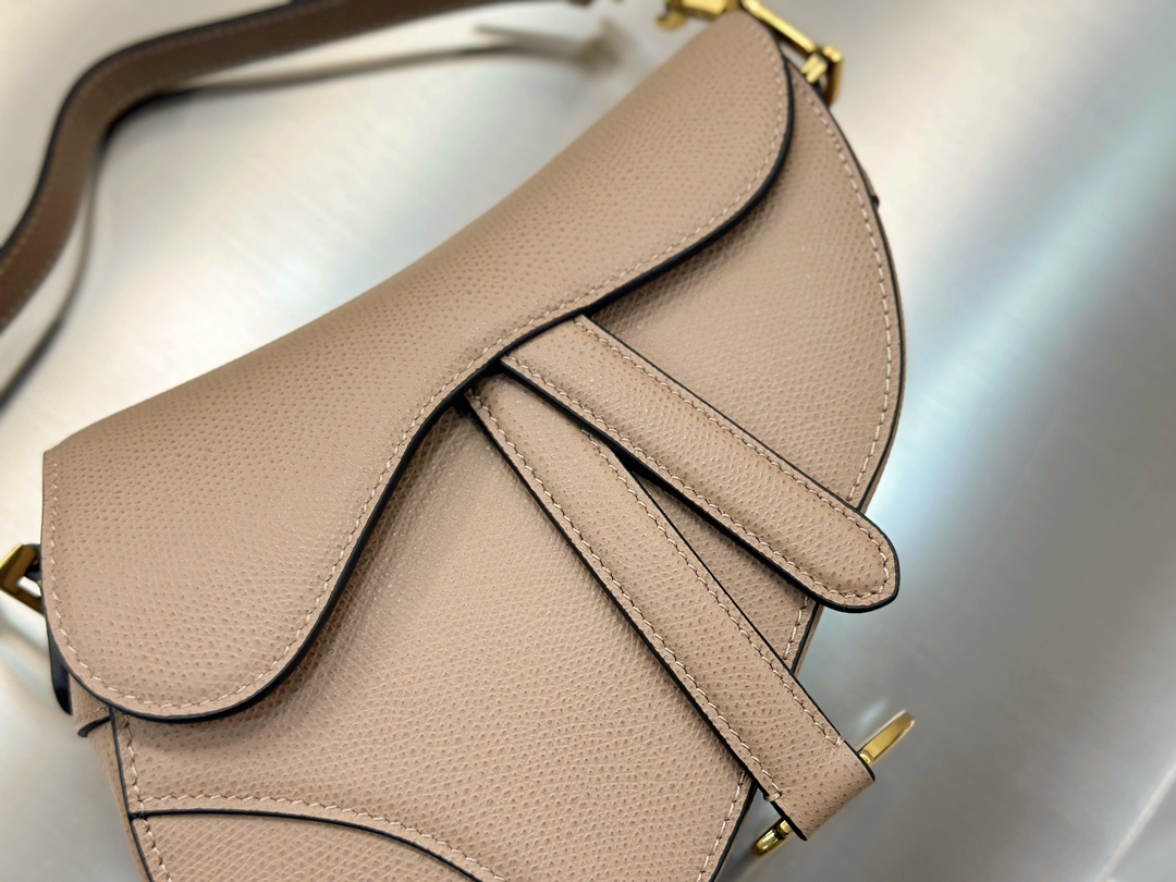 디올 디올 스몰 새들 스트랩 백 카라멜 베이지 19.5 x 15 x 6 cm 상세 이미지 15