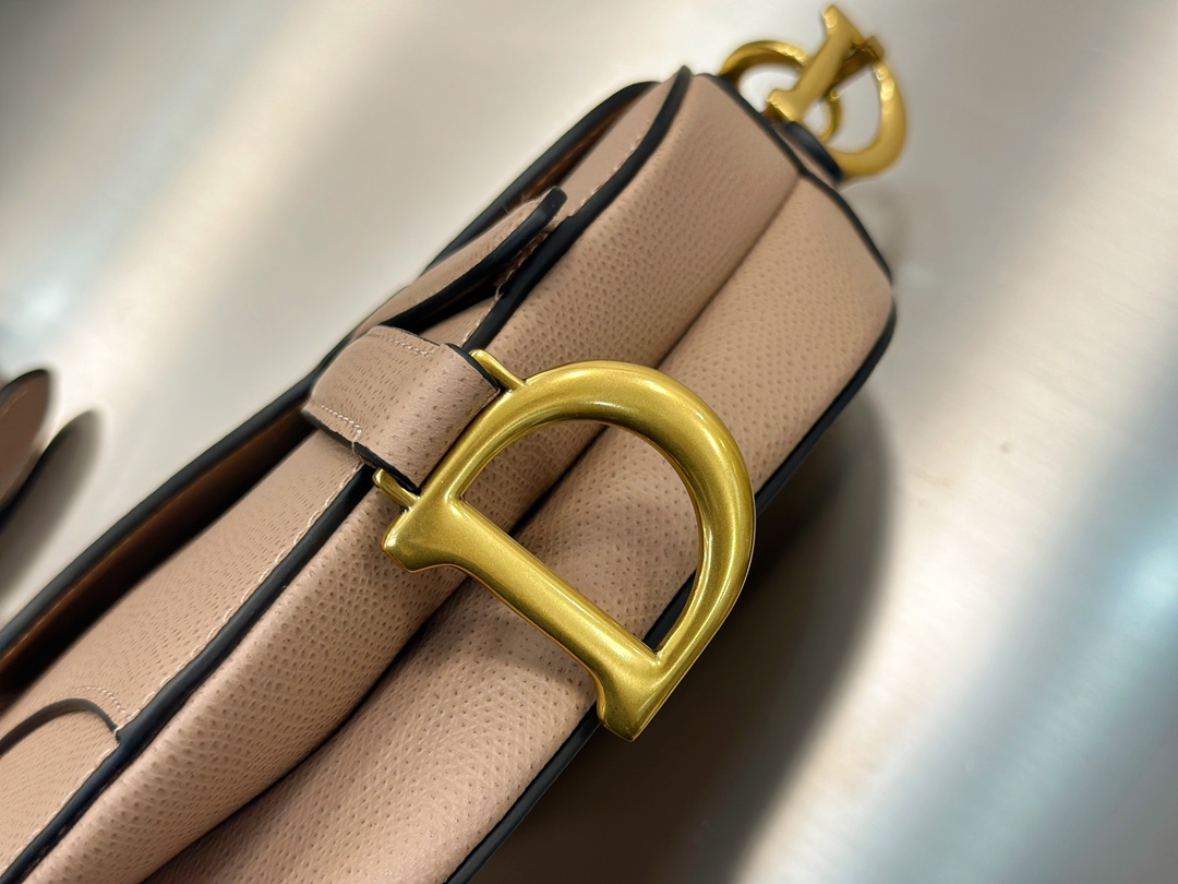 디올 디올 스몰 새들 스트랩 백 카라멜 베이지 19.5 x 15 x 6 cm 상세 이미지 16