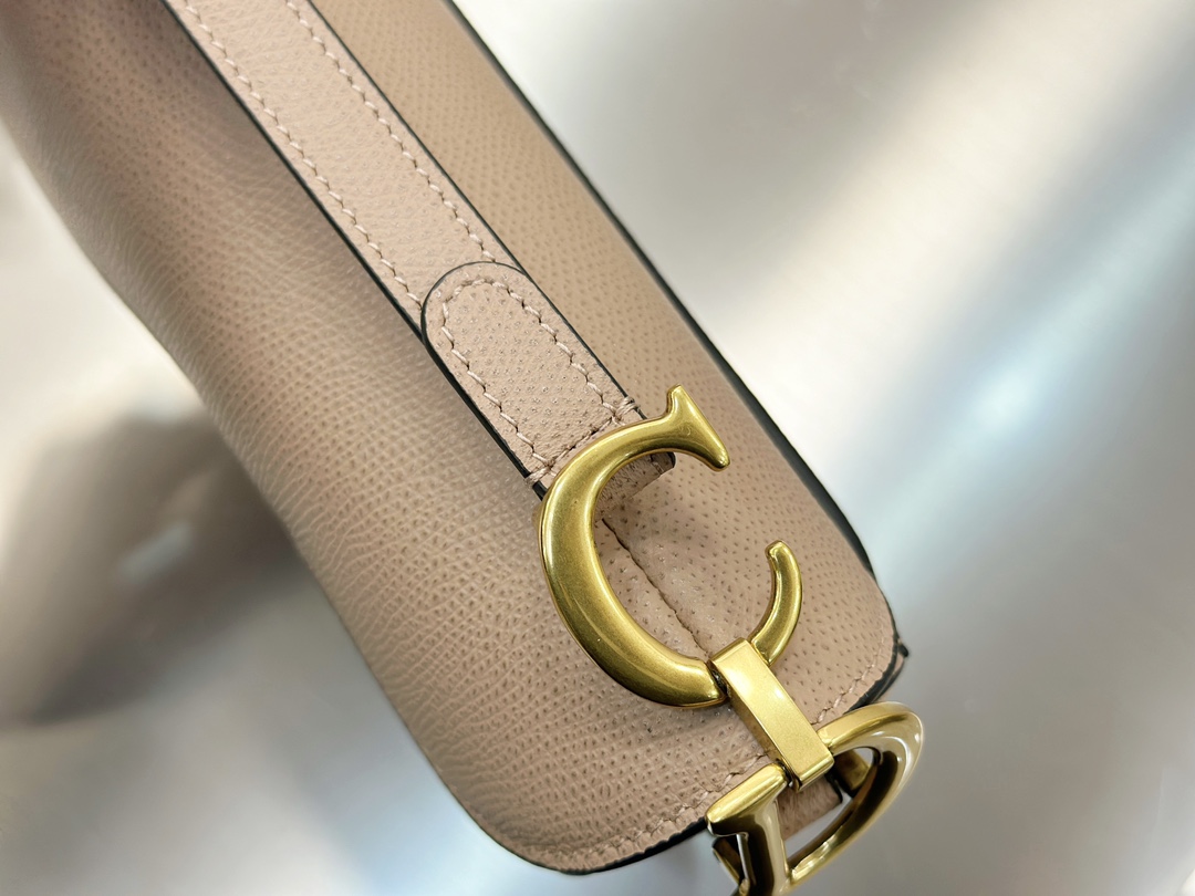 디올 디올 스몰 새들 스트랩 백 카라멜 베이지 19.5 x 15 x 6 cm 상세 이미지 17