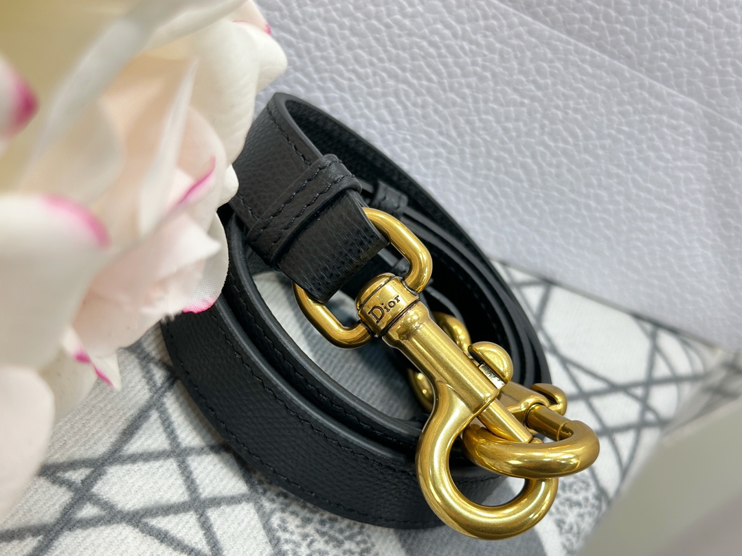 디올 디올 스몰 새들 스트랩 백 블랙 19.5 x 15 x 6 cm 상세 이미지 16