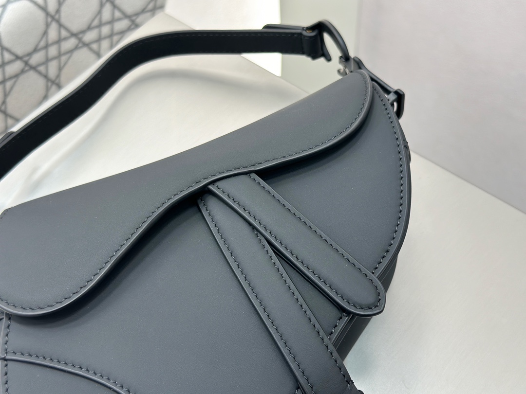 디올 디올 스몰 새들 스트랩 백 울트라 매트 블랙 19.5 x 15 x 6 cm 상세 이미지 16