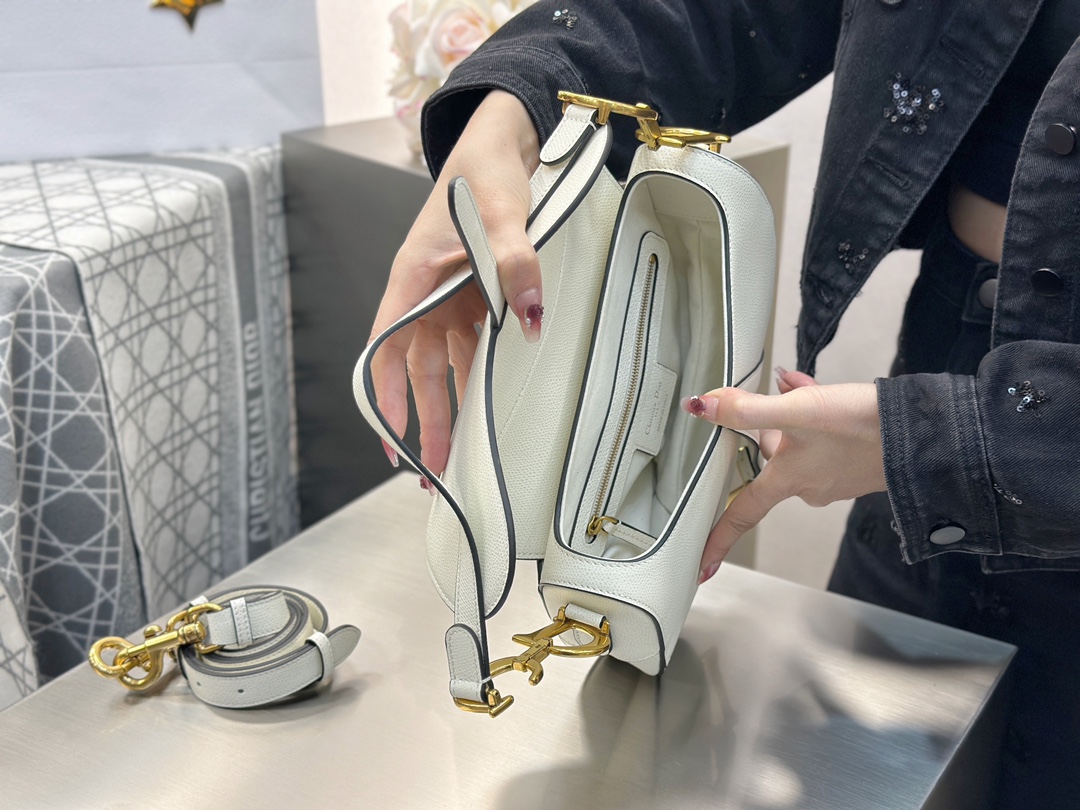 디올 디올 미디엄 새들 스트랩 백 라떼 25.5 x 20 x 6.5 cm 상세 이미지 8