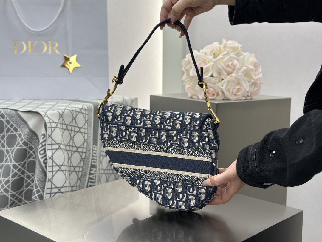 디올 디올 미디엄 새들 스트랩 백 오블리크 자카드 패브릭 25.5 x 20 x 6.5 cm 상세 이미지 3