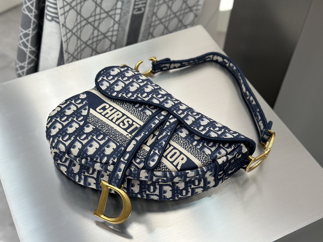 디올 디올 미디엄 새들 스트랩 백 오블리크 자카드 패브릭 25.5 x 20 x 6.5 cm 상세 이미지 4