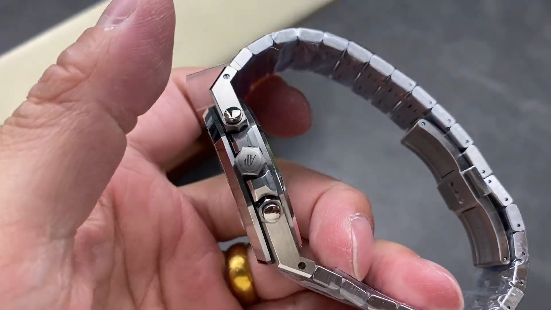 오데마피게 APS공장 오데마피게 로얄오크 크로노그래프 화이트 팬더 다이얼 41mm 26240 cal.4401 무브먼트 상세 이미지 4