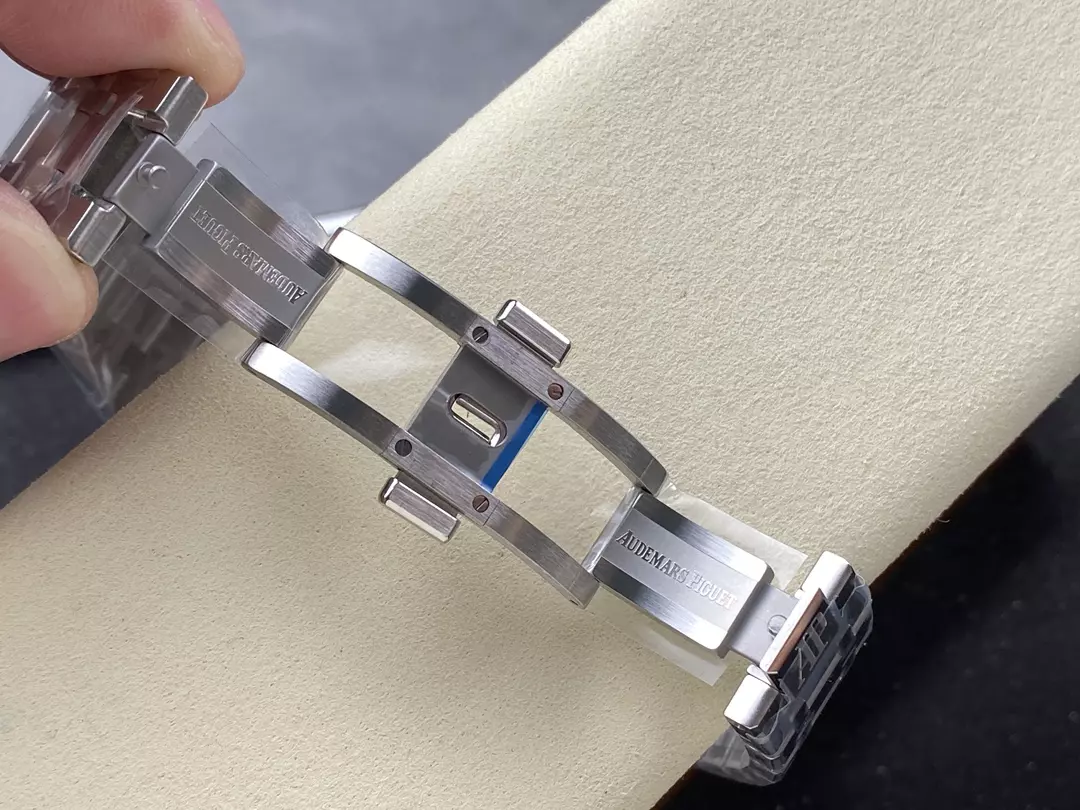 오데마피게 R8공장 오데마피게 로얄오크 셀프와인딩 플라잉 투르비용 26530PT.OO.1220PT.01 2950 무브먼트 상세 이미지 9