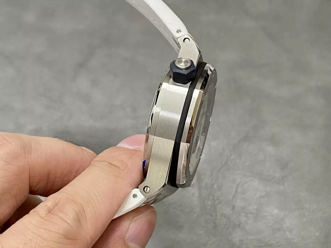 오데마피게 APS공장 오데마피게 로얄오크 오프쇼어 다이버 42mm 15707CB.OO.A010CA.01 CAL.3120 무브먼트 상세 이미지 5