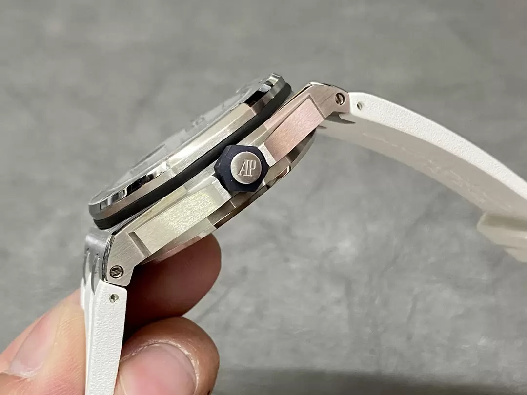 오데마피게 APS공장 오데마피게 로얄오크 오프쇼어 다이버 42mm 15707CB.OO.A010CA.01 CAL.3120 무브먼트 상세 이미지 6