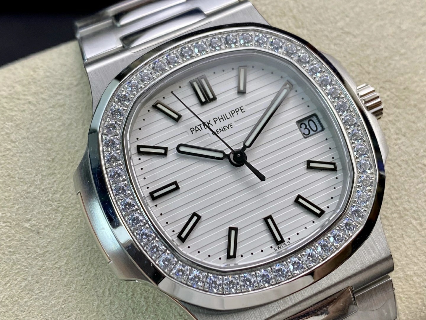 파텍필립 PPF공장 파텍필립 노틸러스 화이트 다이얼 바게트 다이아 베젤 5711 WY-3K 독점 324SC 무브 상세 이미지 2