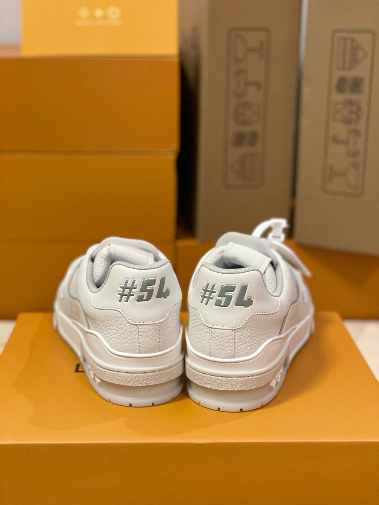 루이비통 LV 트레이너 스니커즈 화이트 그레이 상세 이미지 3