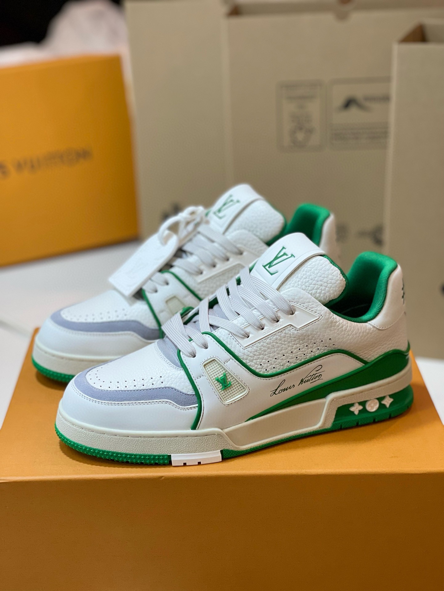 루이비통 LV 트레이너 스니커즈 화이트 그린 상세 이미지 1