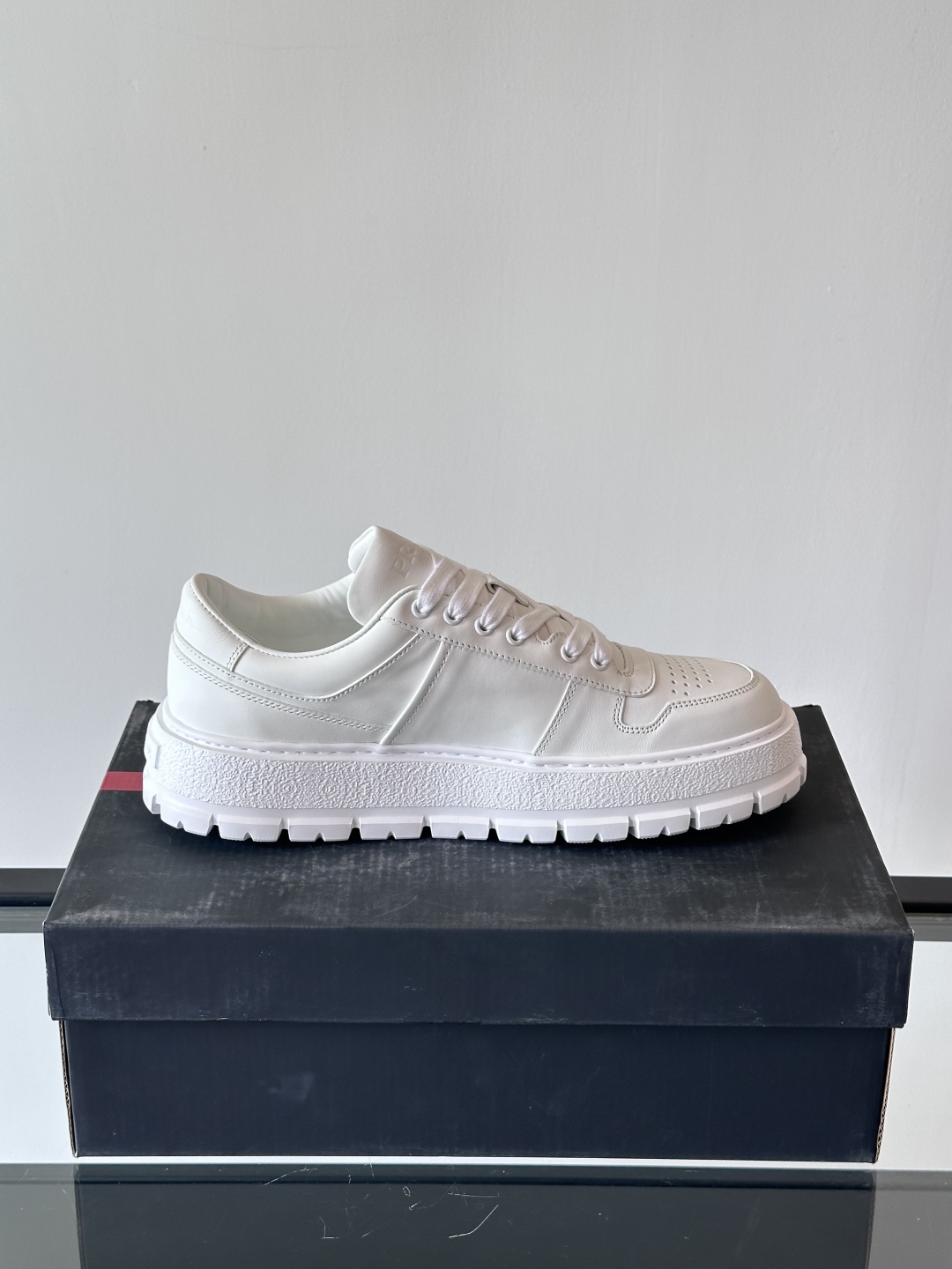 프라다 패딩 나파 레더 레이스업 스니커즈 화이트 상세 이미지 7