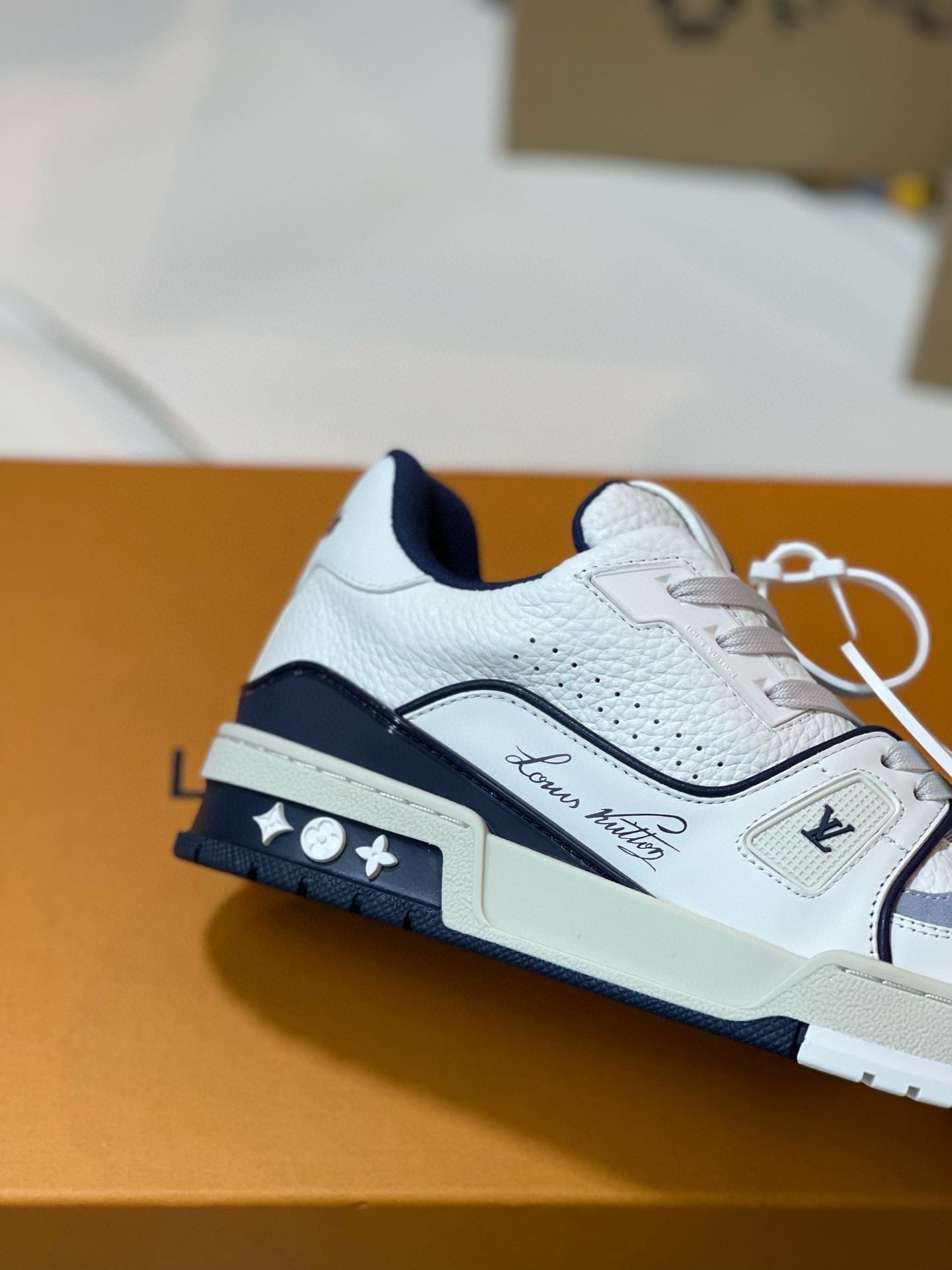 루이비통 LV 트레이너 스니커즈 화이트 네이비 상세 이미지 9