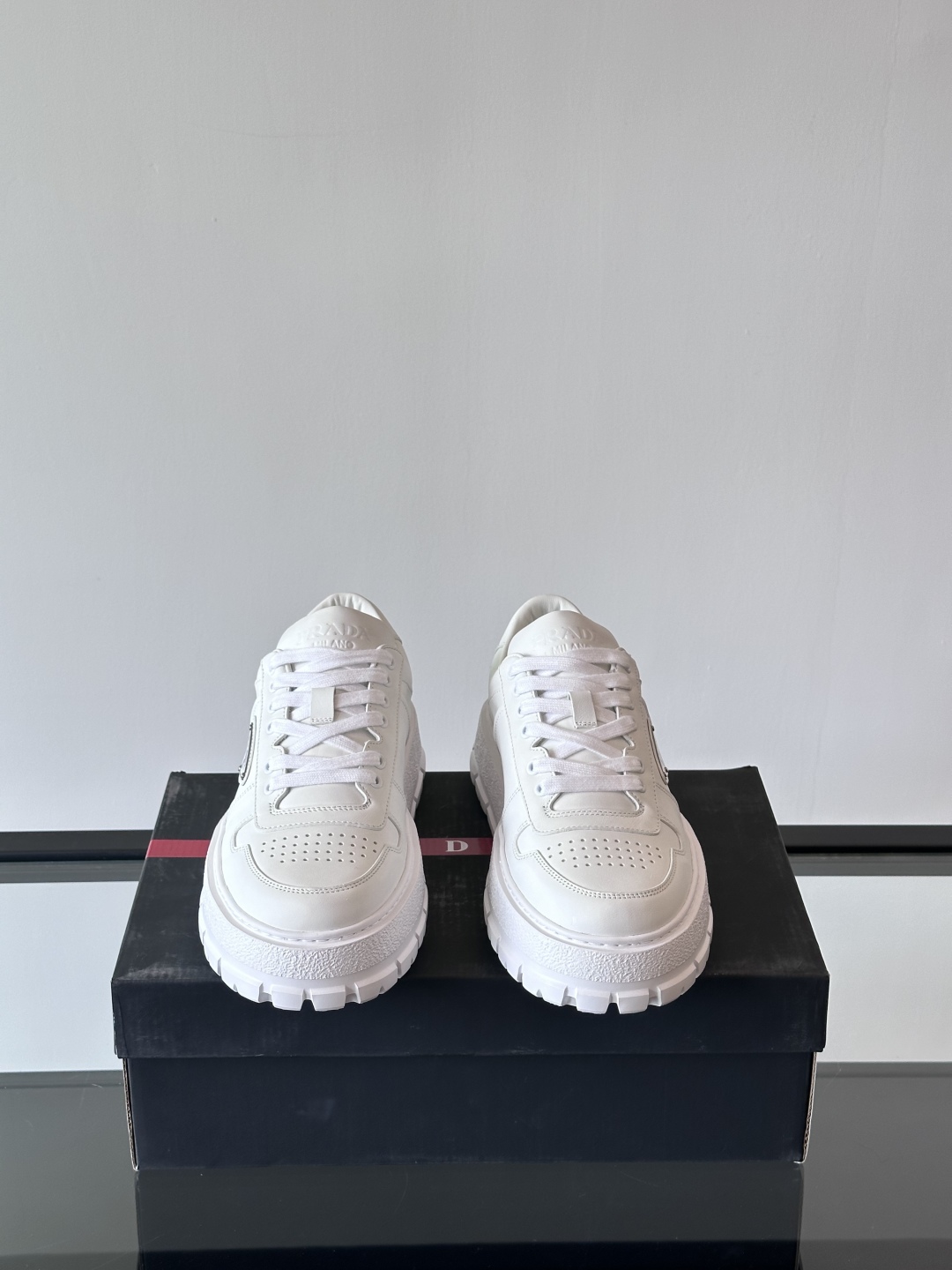 프라다 패딩 나파 레더 레이스업 스니커즈 화이트 상세 이미지 2