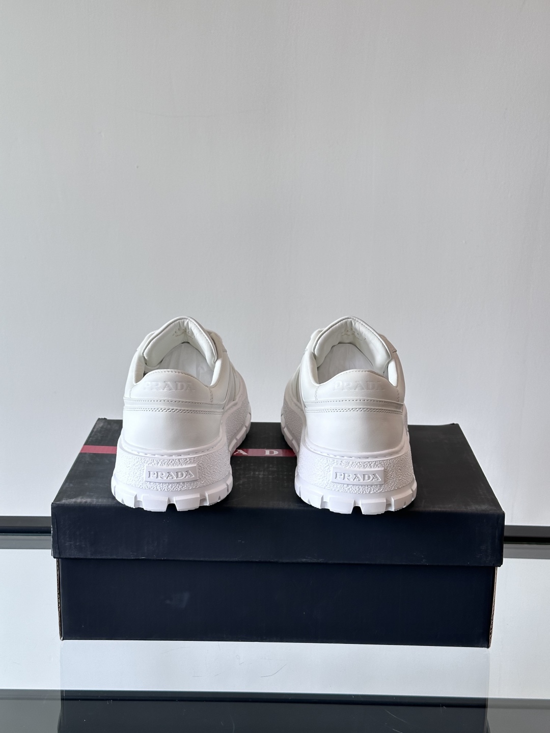 프라다 패딩 나파 레더 레이스업 스니커즈 화이트 상세 이미지 8