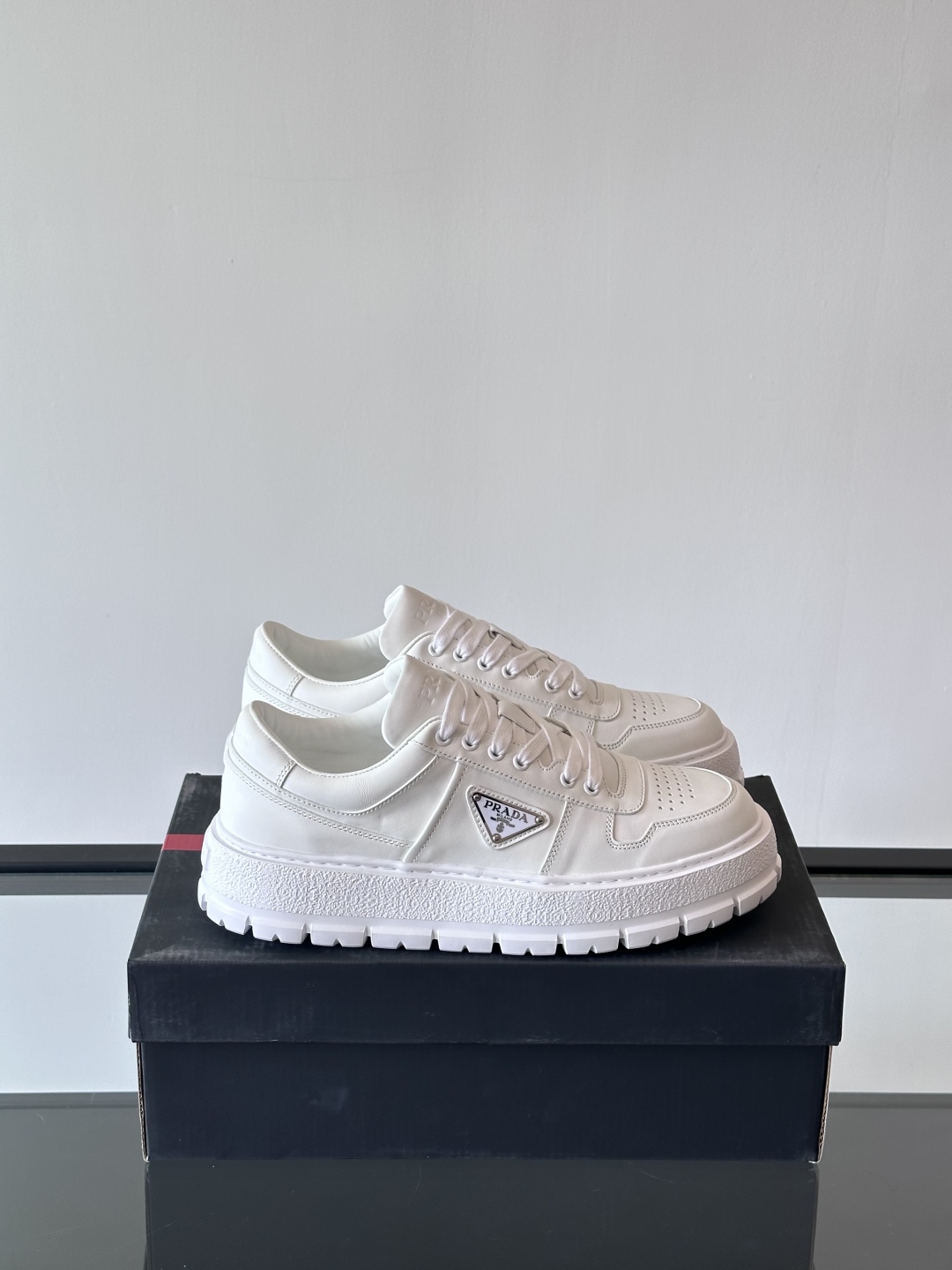 프라다 패딩 나파 레더 레이스업 스니커즈 화이트 상세 이미지 3