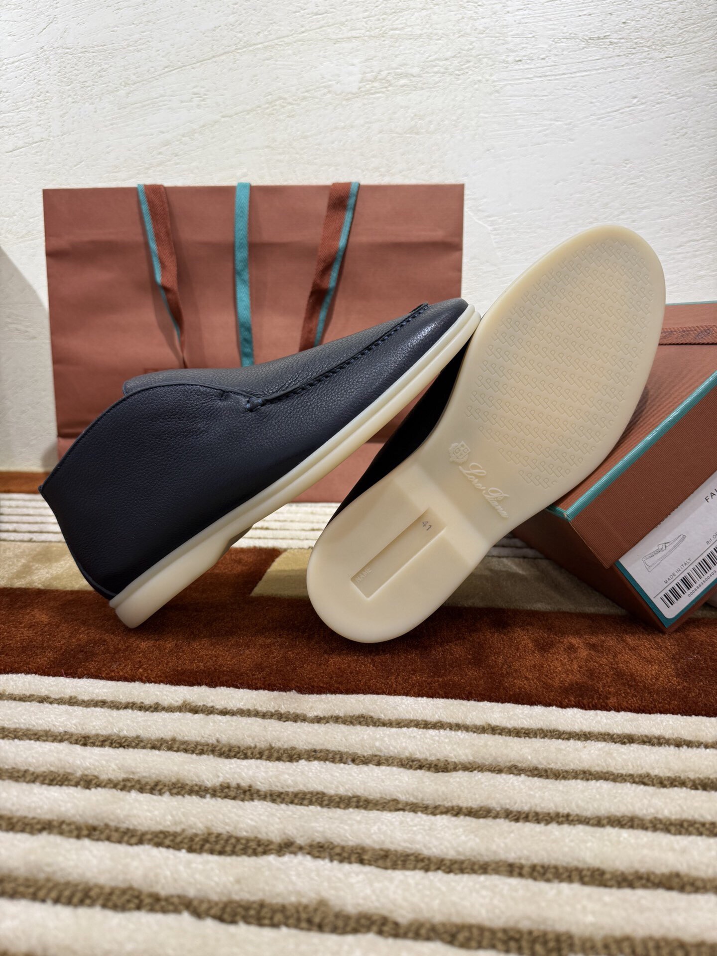 로로피아나 레더 오픈 워크 처카 부츠 네이비 상세 이미지 9