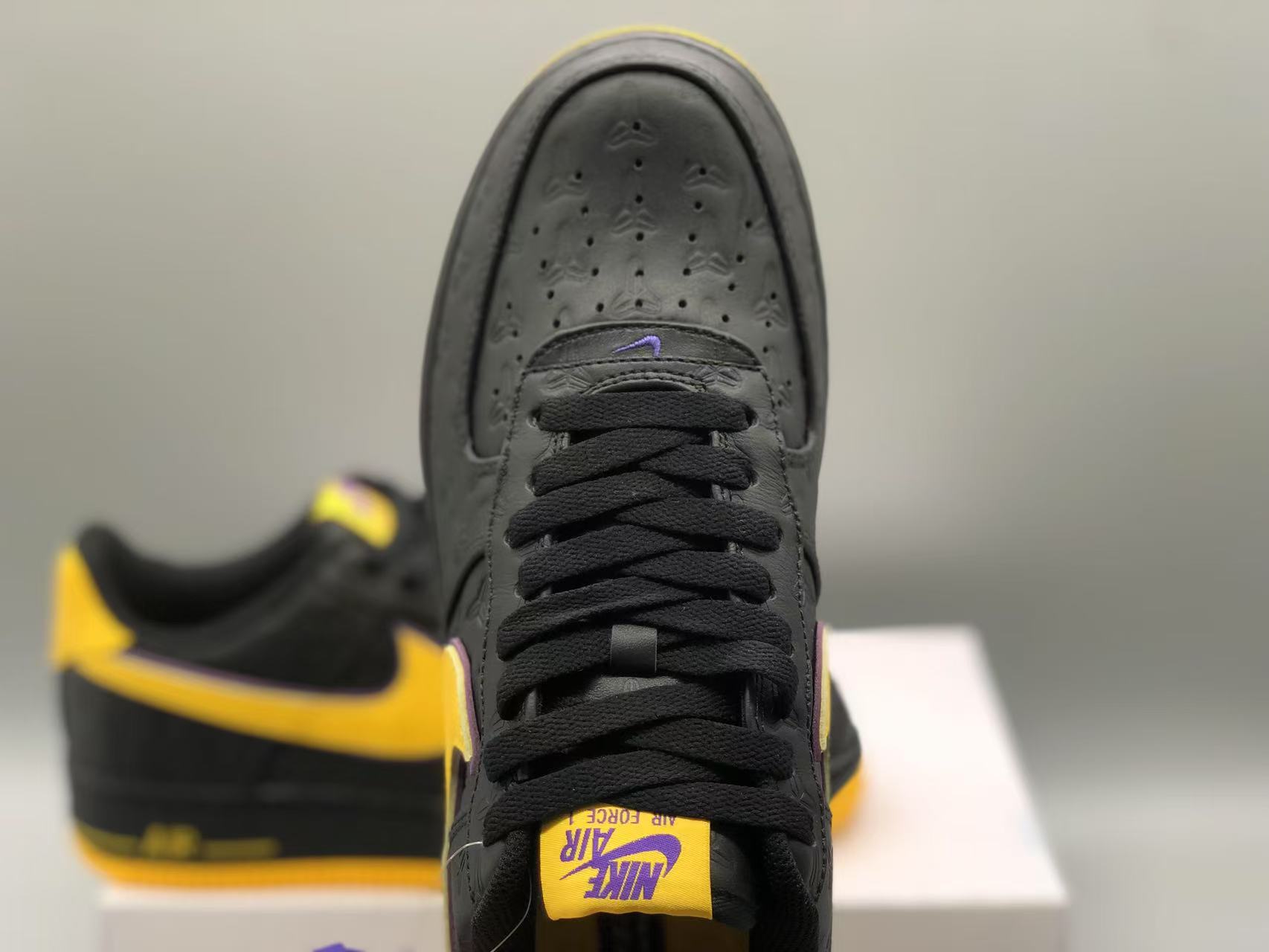나이키 x 코비 에어포스 1 로우 QS 블랙 바시티 메이즈 상세 이미지 8