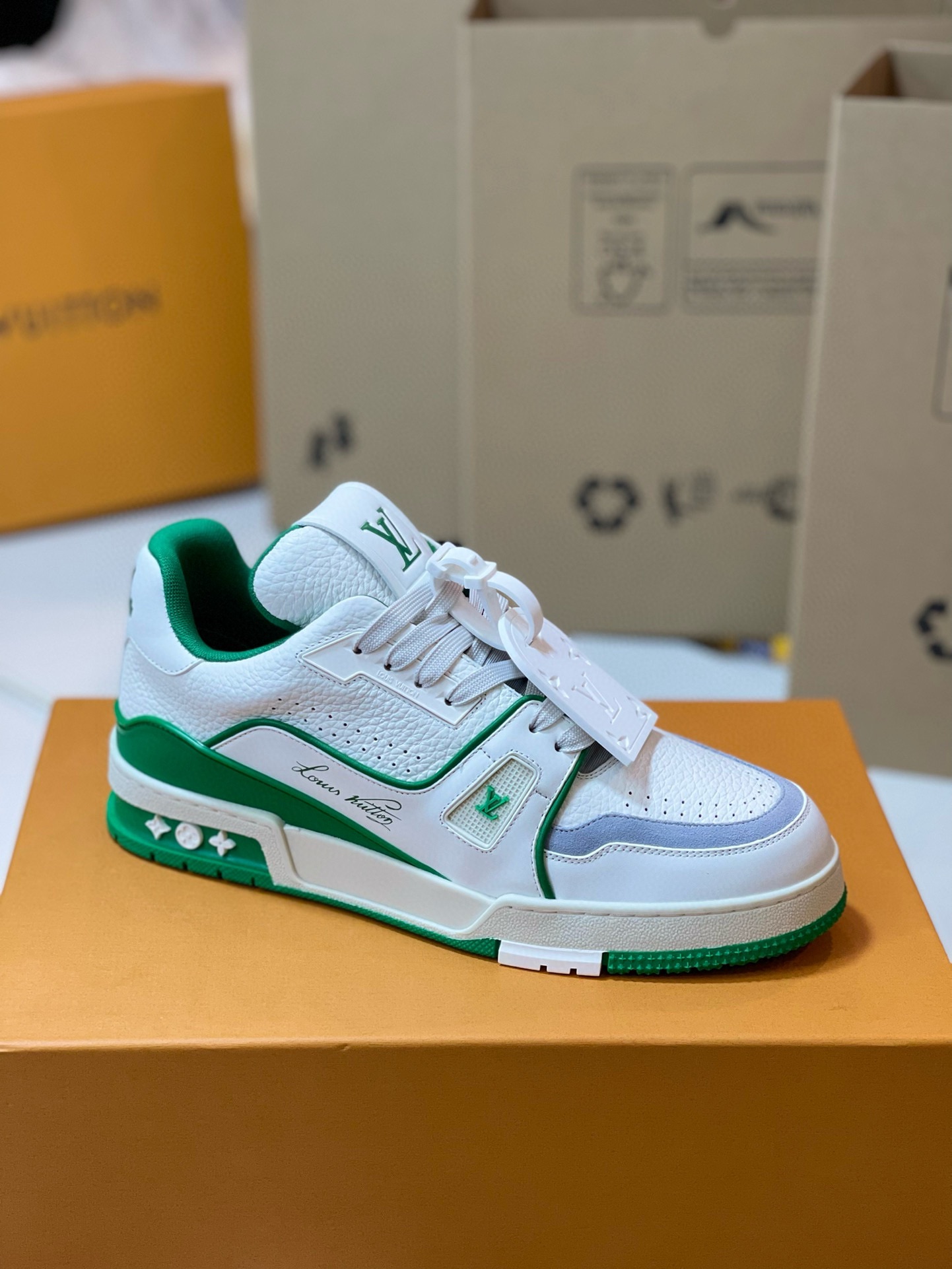 루이비통 LV 트레이너 스니커즈 화이트 그린 상세 이미지 2