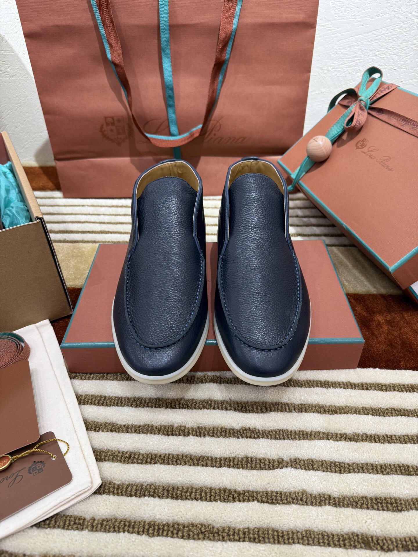 로로피아나 레더 오픈 워크 처카 부츠 네이비 상세 이미지 2