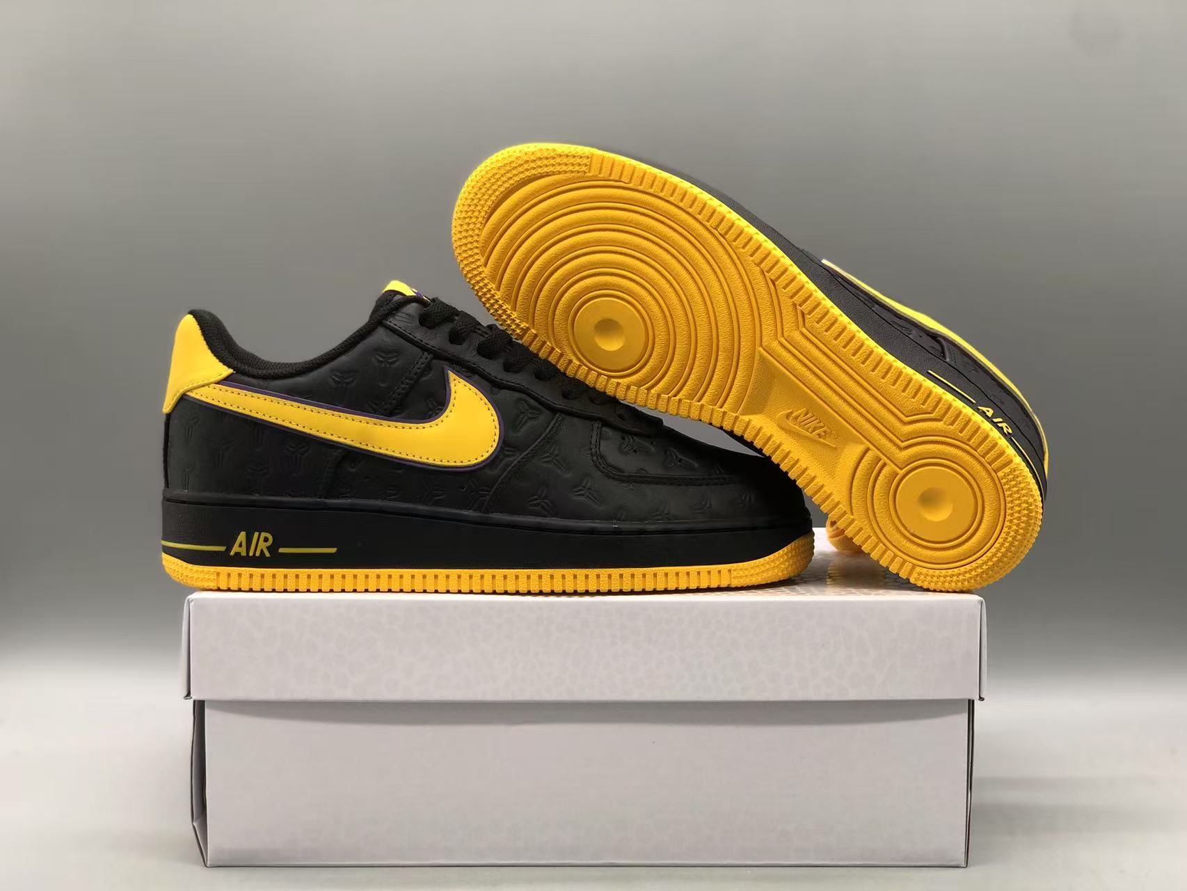 나이키 x 코비 에어포스 1 로우 QS 블랙 바시티 메이즈 상세 이미지 6