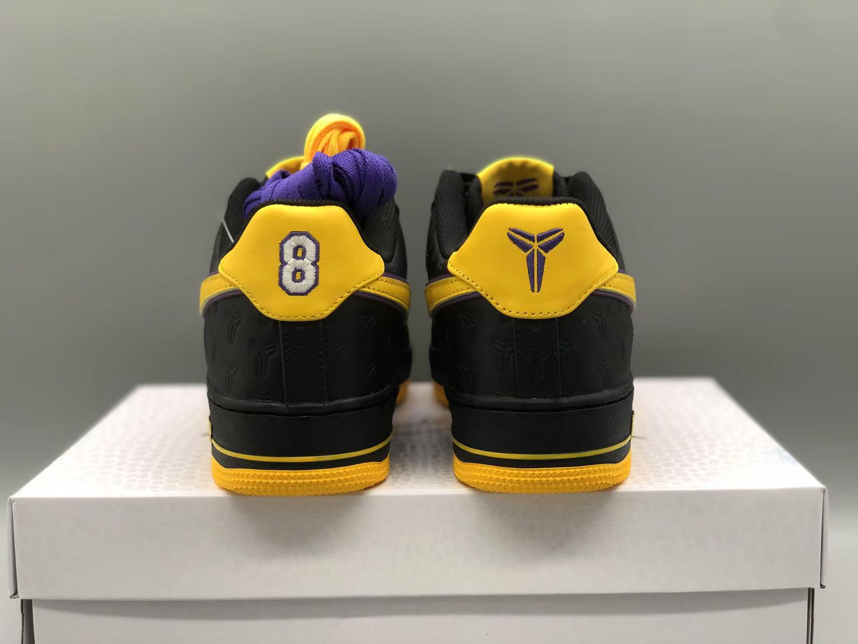 나이키 x 코비 에어포스 1 로우 QS 블랙 바시티 메이즈 상세 이미지 5