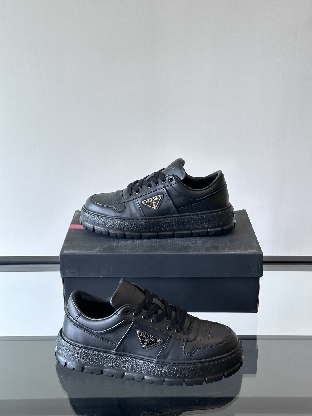 프라다 패딩 나파 레더 레이스업 스니커즈 블랙 상세 이미지 1