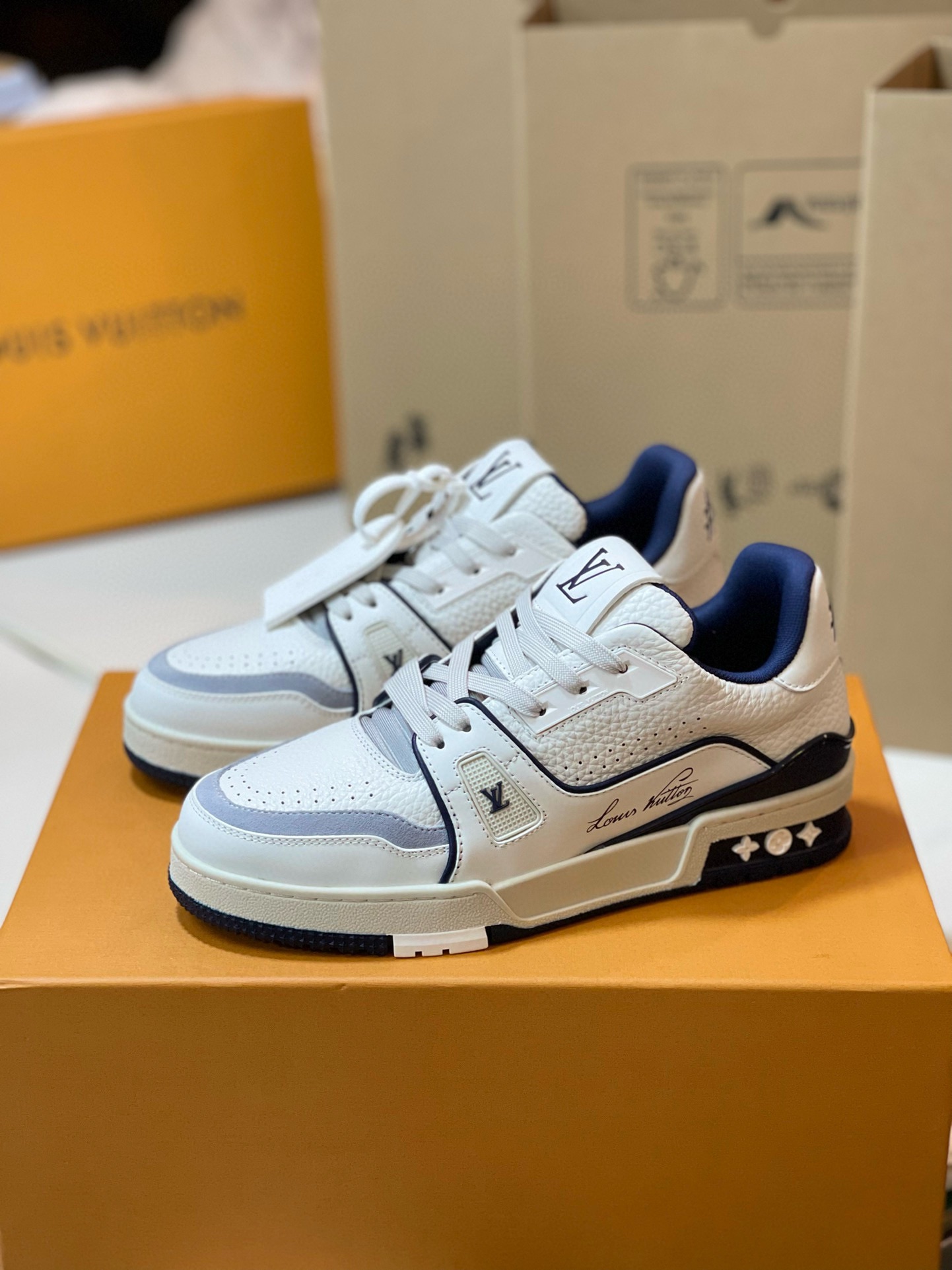 루이비통 LV 트레이너 스니커즈 화이트 네이비 상세 이미지 2