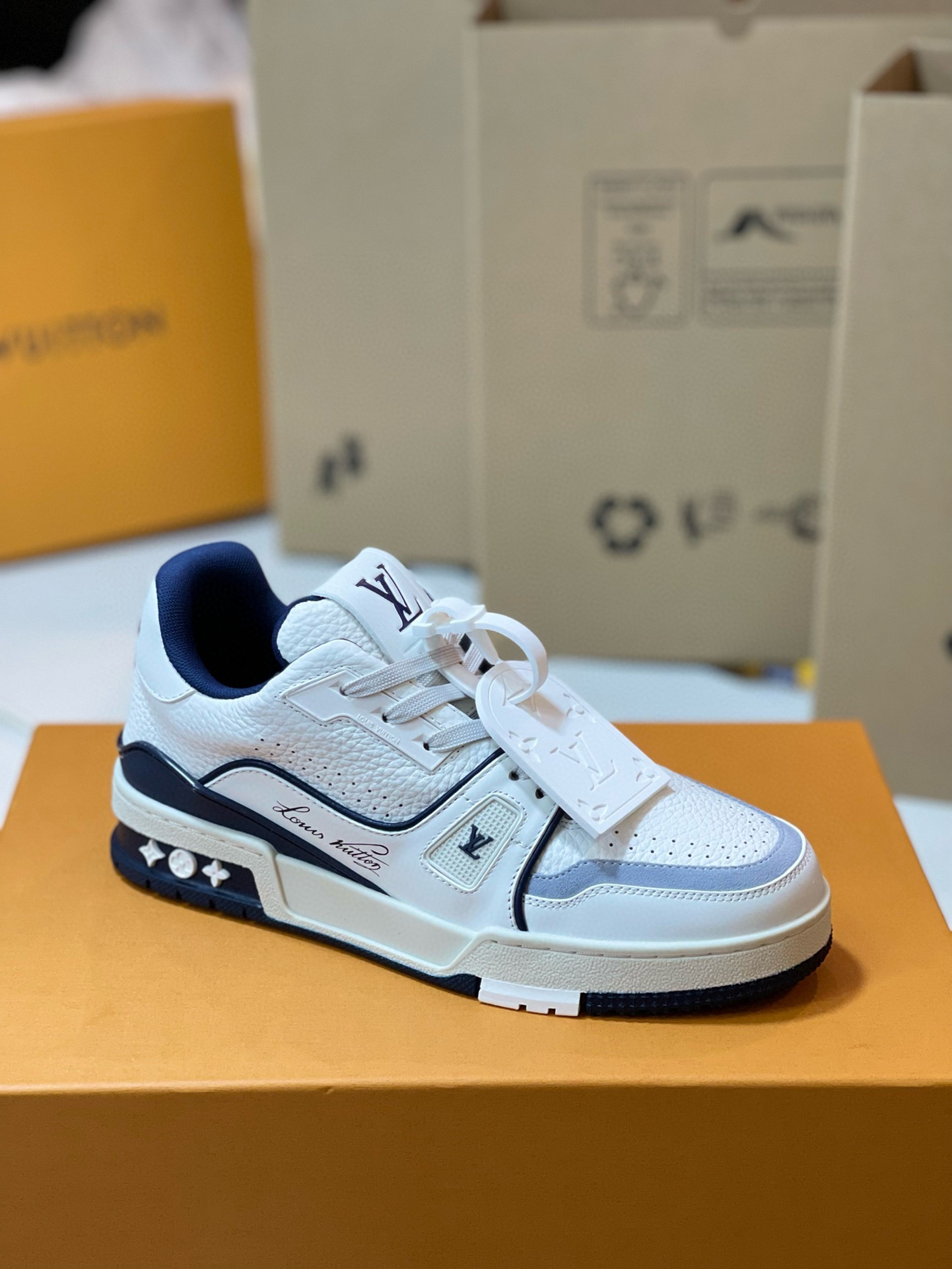 루이비통 LV 트레이너 스니커즈 화이트 네이비 상세 이미지 4