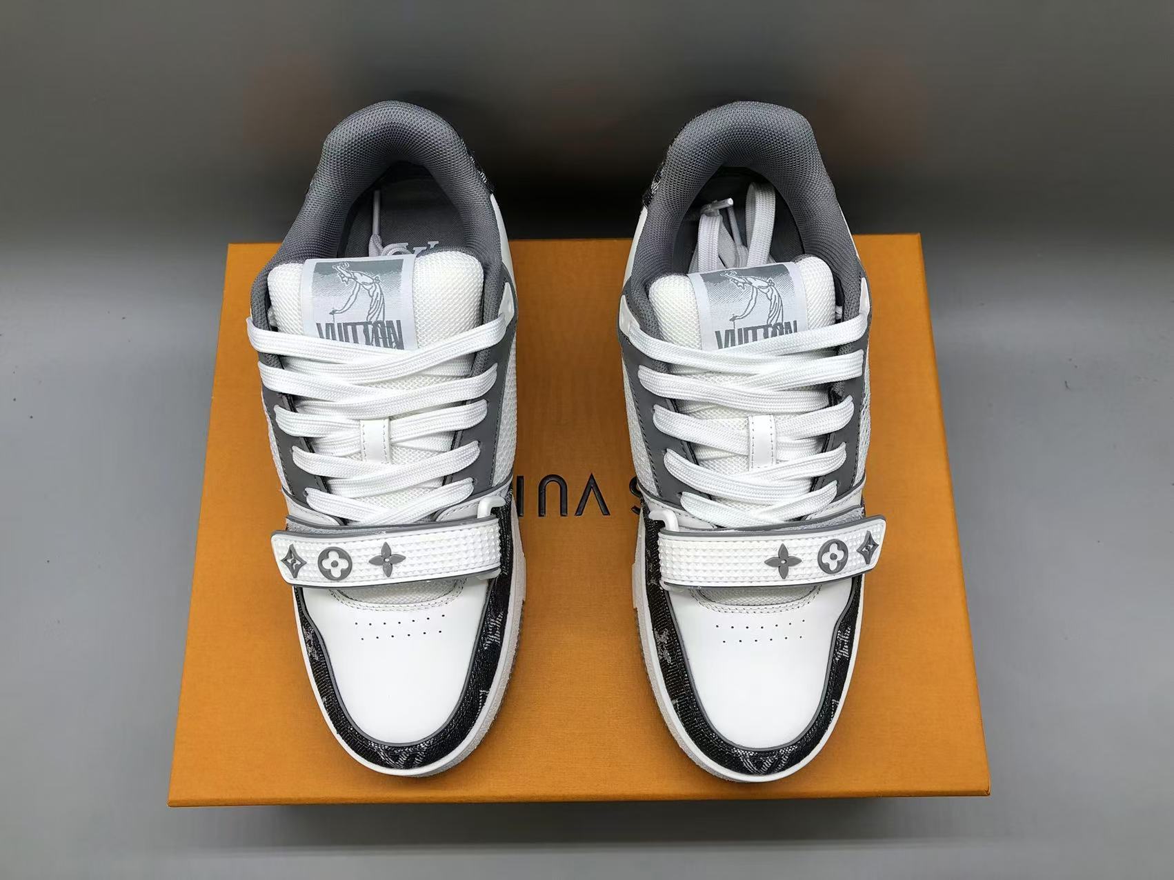 루이비통 LV 트레이너 스니커즈 블랙/화이트 1A9ZA 상세 이미지 3