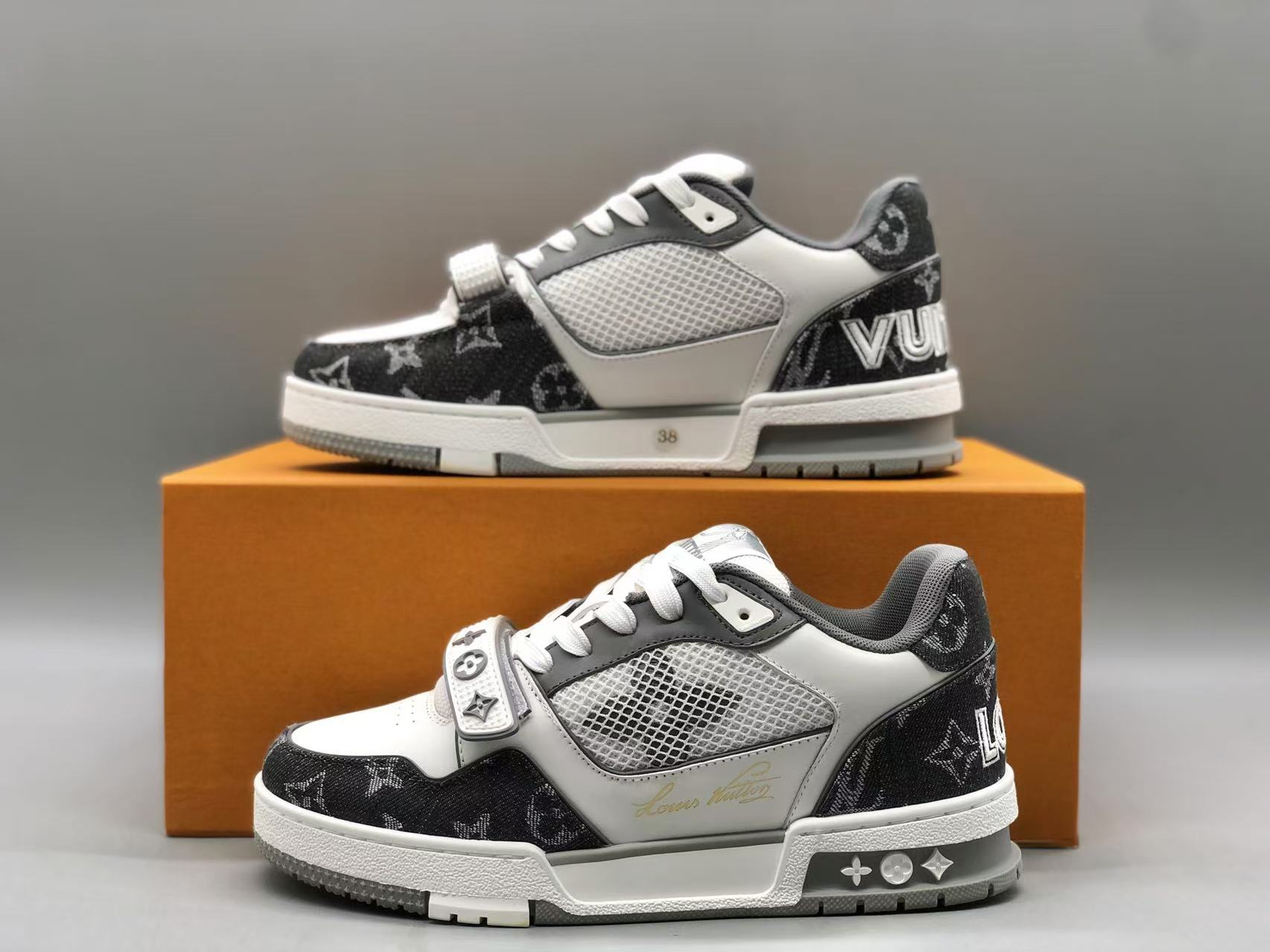 루이비통 LV 트레이너 스니커즈 블랙/화이트 1A9ZA 상세 이미지 4