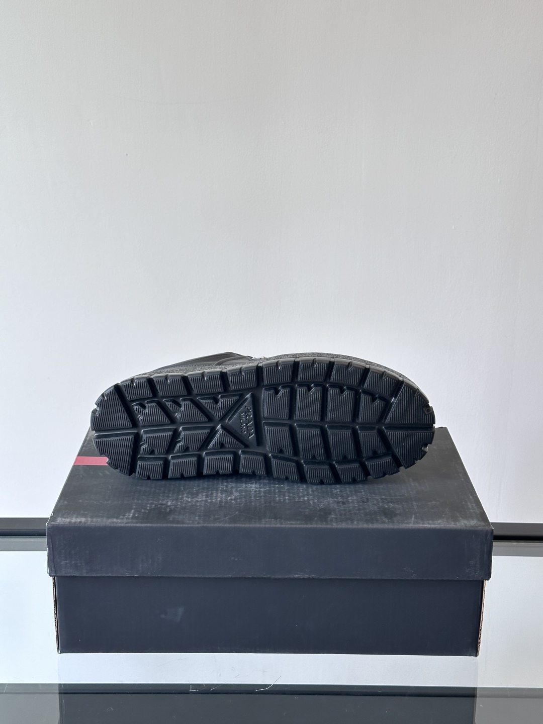 프라다 패딩 나파 레더 레이스업 스니커즈 블랙 상세 이미지 6