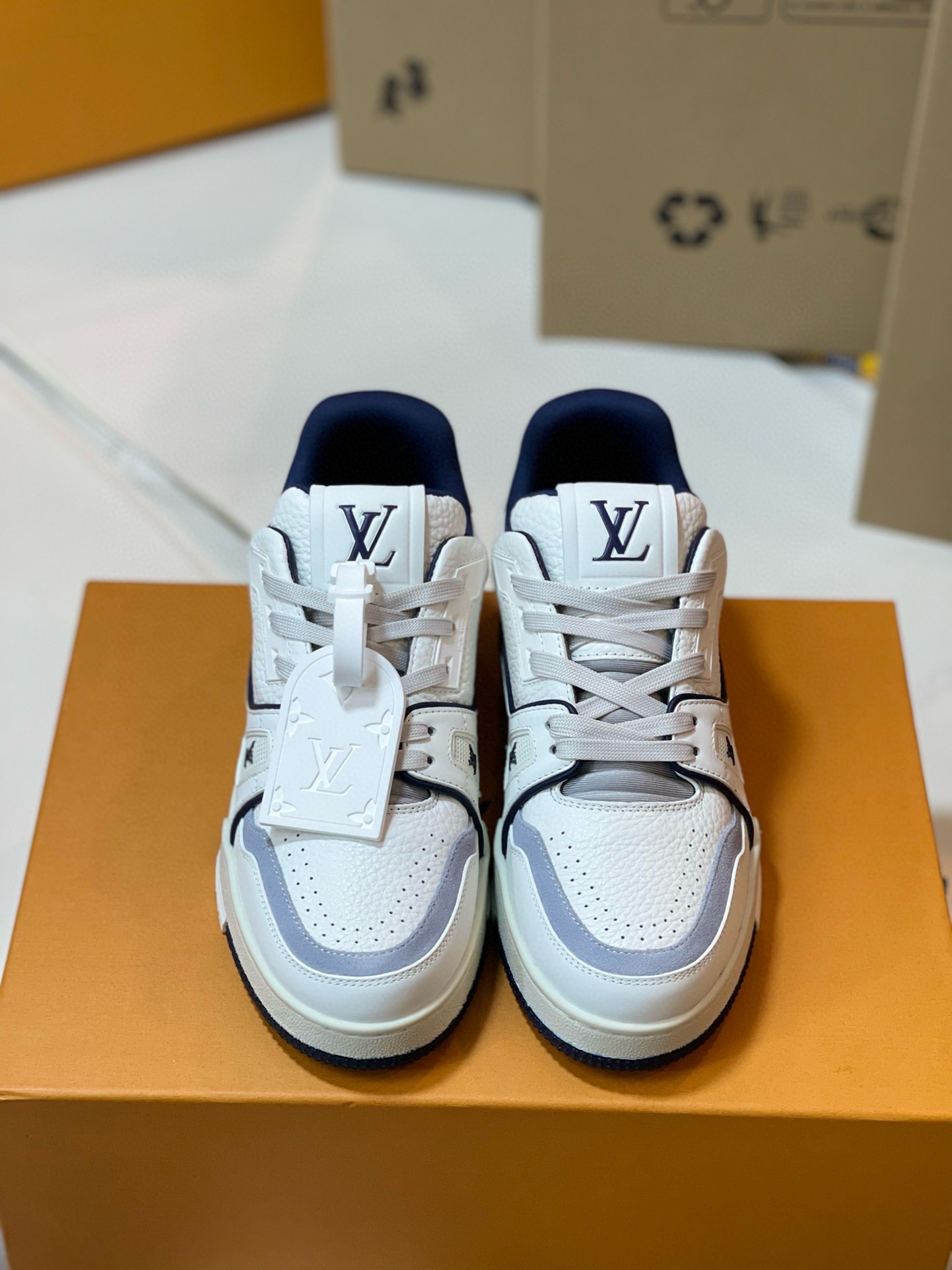 루이비통 LV 트레이너 스니커즈 화이트 네이비 상세 이미지 3