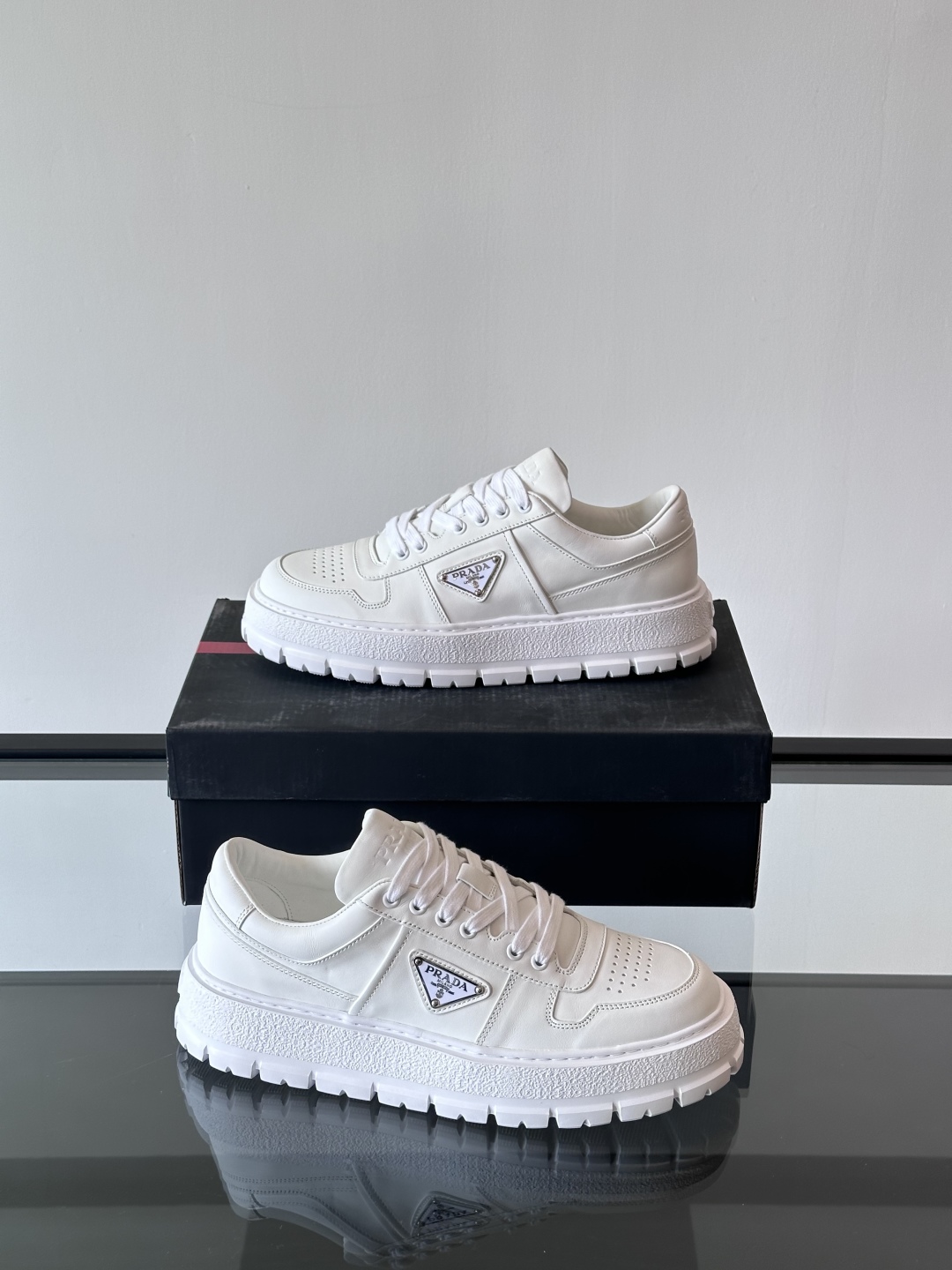 프라다 패딩 나파 레더 레이스업 스니커즈 화이트 상세 이미지 6