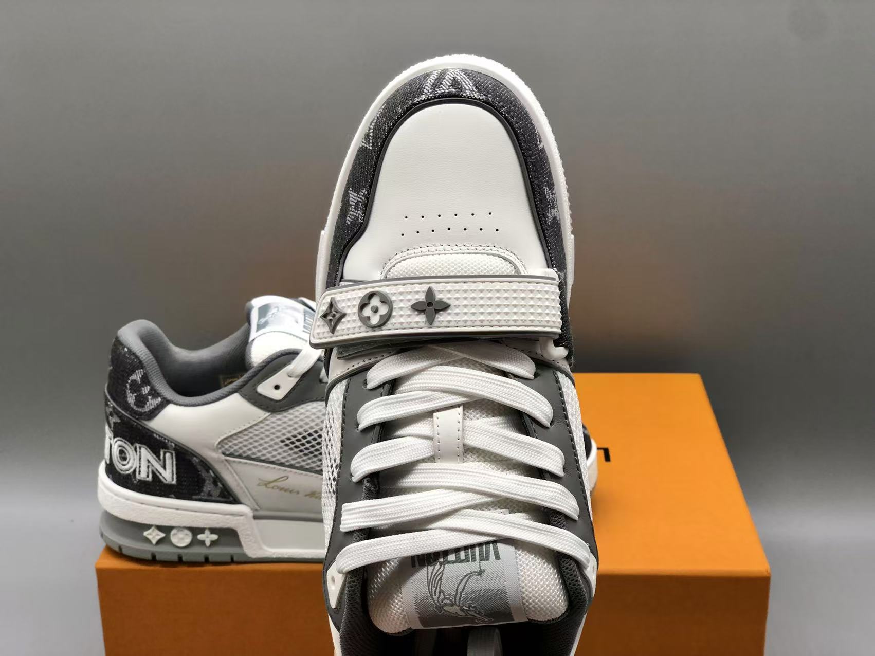 루이비통 LV 트레이너 스니커즈 블랙/화이트 1A9ZA 상세 이미지 8