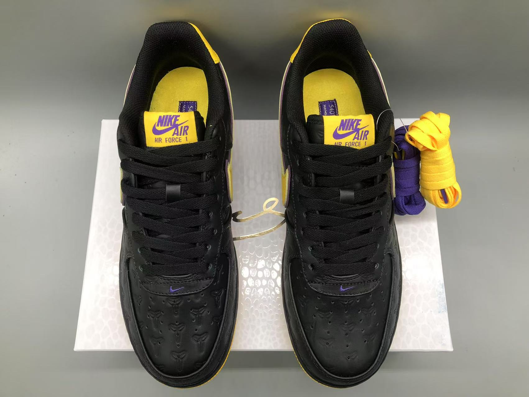 나이키 x 코비 에어포스 1 로우 QS 블랙 바시티 메이즈 상세 이미지 3