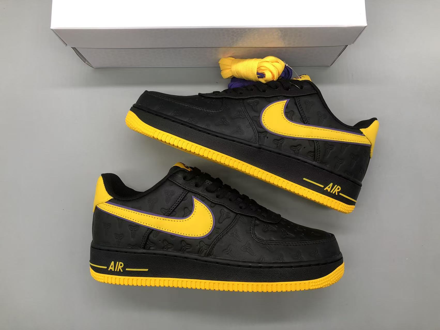 나이키 x 코비 에어포스 1 로우 QS 블랙 바시티 메이즈 상세 이미지 2