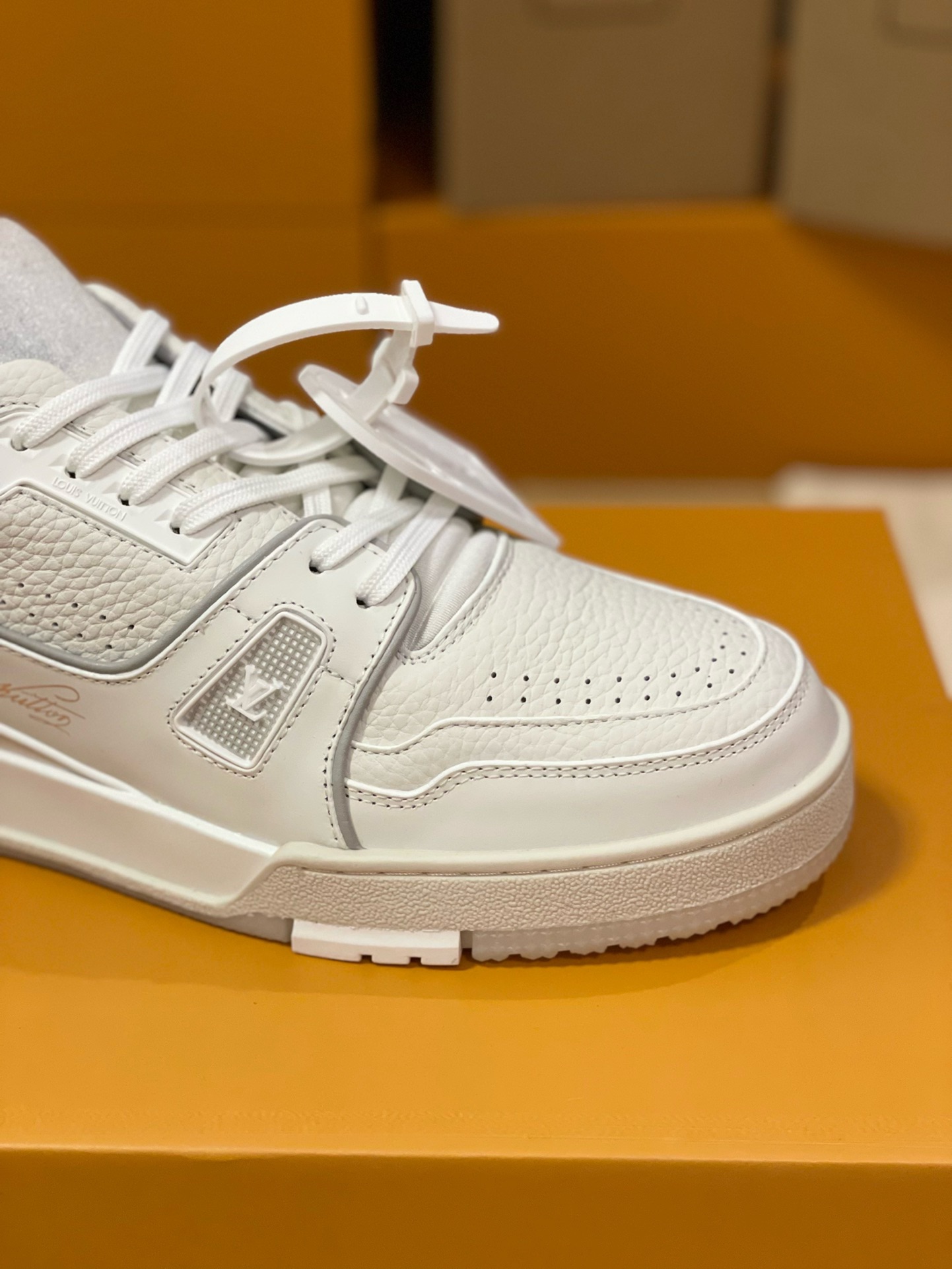 루이비통 LV 트레이너 스니커즈 화이트 그레이 상세 이미지 9