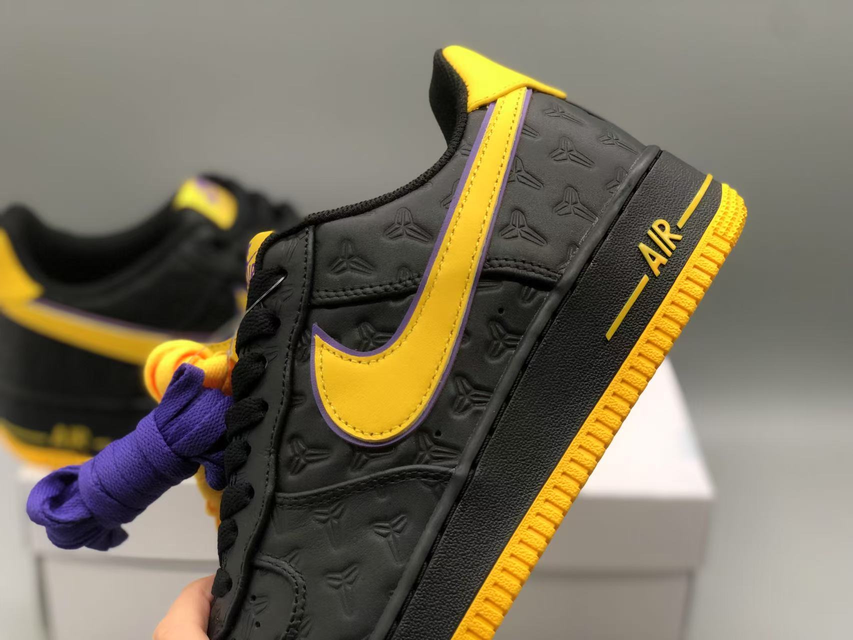 나이키 x 코비 에어포스 1 로우 QS 블랙 바시티 메이즈 상세 이미지 7