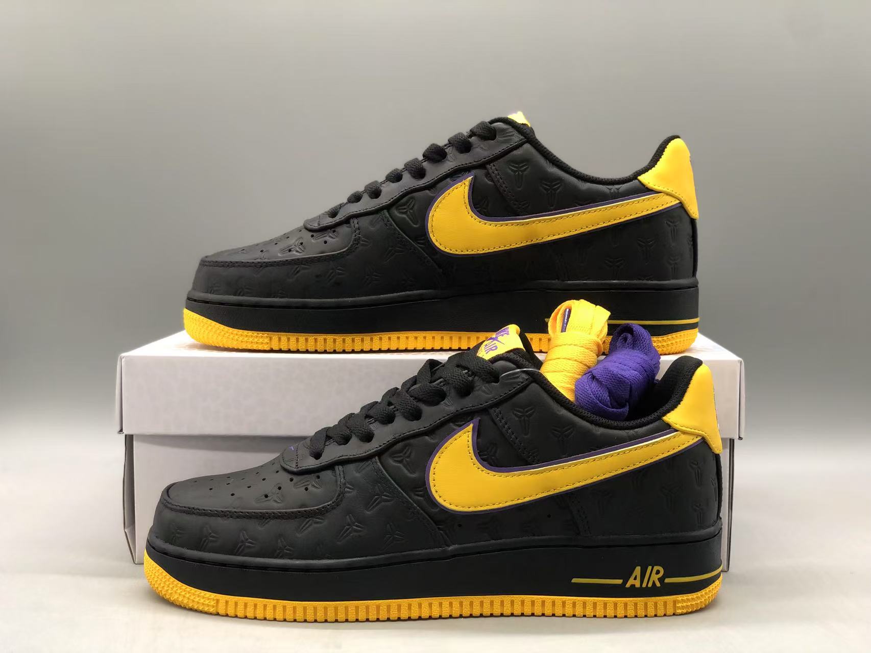 나이키 x 코비 에어포스 1 로우 QS 블랙 바시티 메이즈 상세 이미지 4