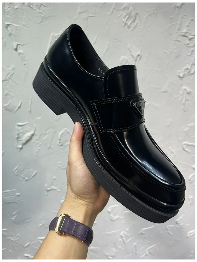 프라다 삼각 로고 초콜릿 브러시드 가죽 로퍼 2DE127 상세 이미지 3