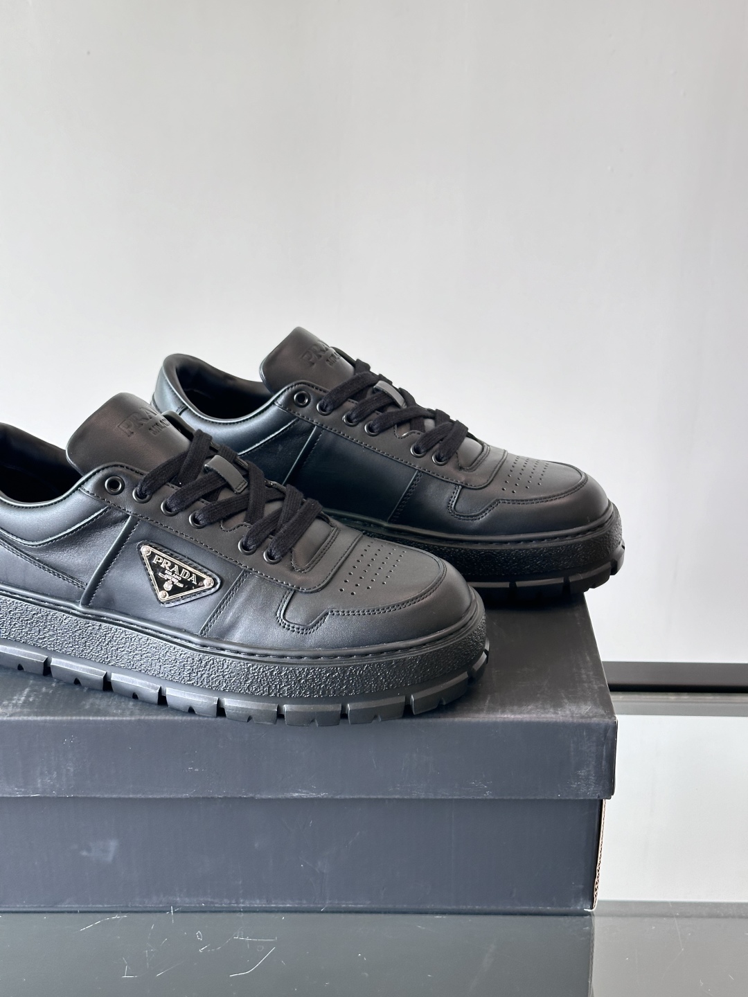 프라다 패딩 나파 레더 레이스업 스니커즈 블랙 상세 이미지 5