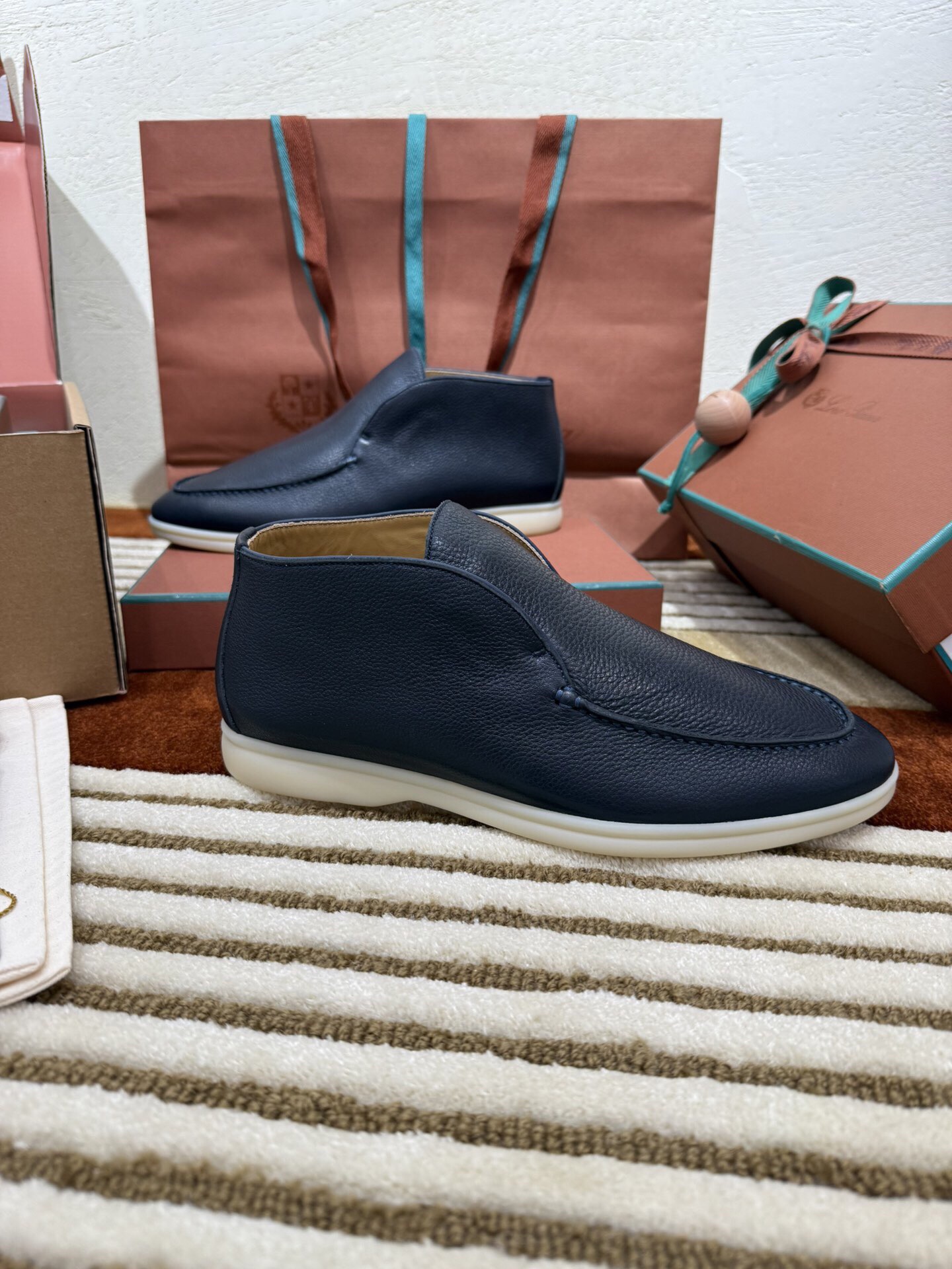 로로피아나 레더 오픈 워크 처카 부츠 네이비 상세 이미지 5