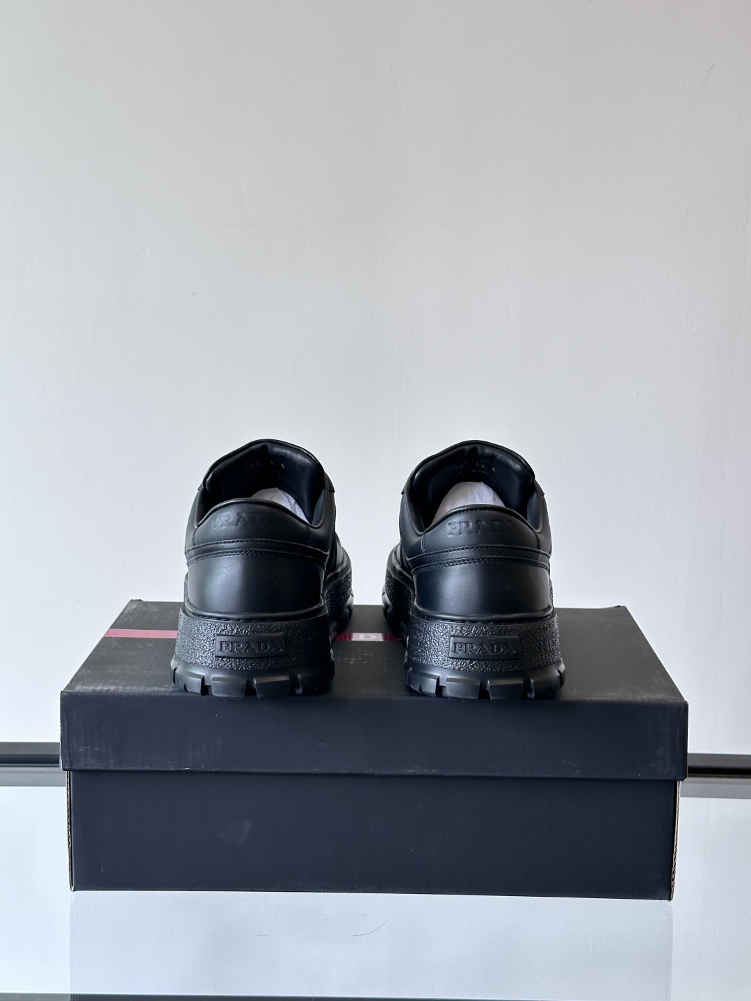 프라다 패딩 나파 레더 레이스업 스니커즈 블랙 상세 이미지 4